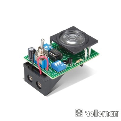 Placa eletrónica com componentes e altifalante