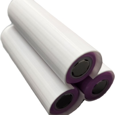 Três baterias cilíndricas brancas com terminais roxos