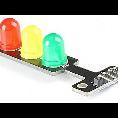 Três LEDs coloridos em base preta com conector USB