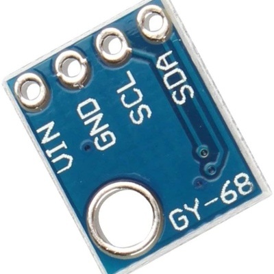 Placa eletrónica azul com furos metálicos e texto branco