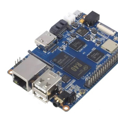 Placa eletrónica azul com chips, portas USB, conector Ethernet e pinos expostos