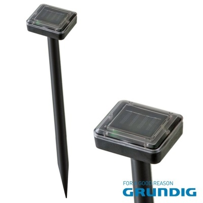 painéis solares pequenos pretos com suporte para fixação no solo e logo GRUNDIG