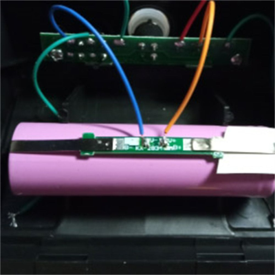 Bateria recarregável rosa com placa eletrónica e fios em estrutura preta