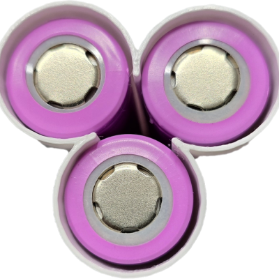 Três pilhas roxas cilíndricas com polos metálicos no topo em suporte branco