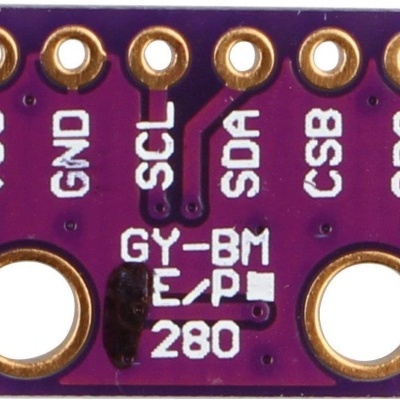 Placa eletrónica pequena roxa com etiquetas brancas e orifícios dourados