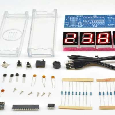 Kit de componentes eletrónicos com display digital vermelho, resistências, condensadores, transístores, botões, conector USB e caixa plástica