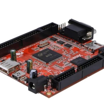 Placa eletrónica vermelha com conectores USB e VGA