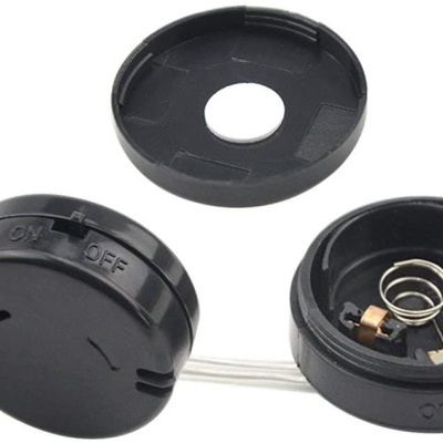 Suporte para pilhas AA preto com tampa e fiação em fundo branco