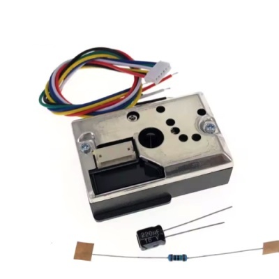 Dispositivo eletrónico com fios coloridos, capacitor e resistência num fundo branco