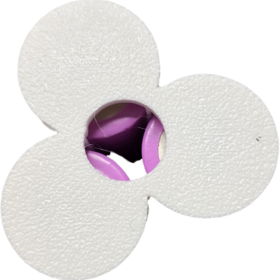 Objeto branco com três círculos conectados e buraco central revelando objetos cor-de-rosa e roxo