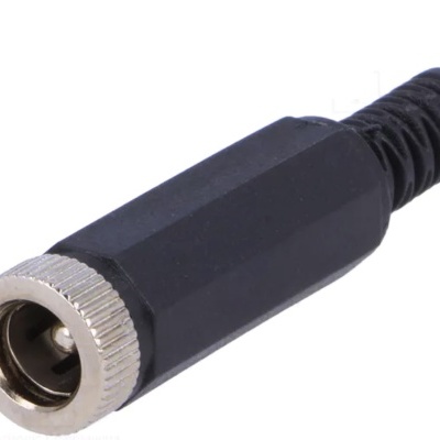 Adaptador com conector metálico redondo e revestimento preto