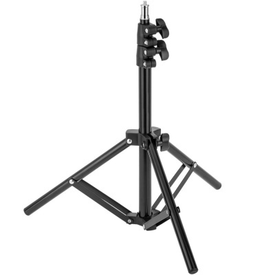 Tripé metálico preto ajustável para suporte de equipamentos
