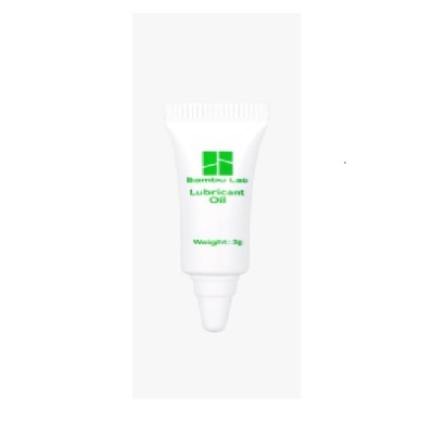 Tubo branco pequeno com texto verde 'Bamboo Lab Lubricant Oil Weight: 3g'