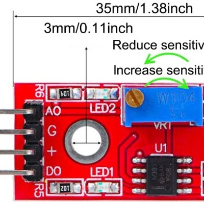 Placa eletrónica vermelha com componentes e marcações de ligações e sensibilidade