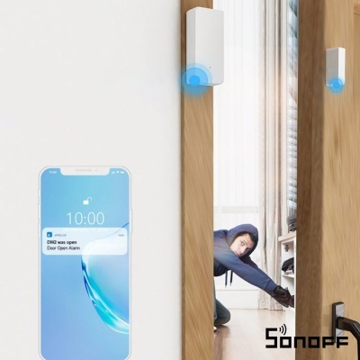 Alarme Sonoff na porta de madeira com notificação de alarme no telemóvel