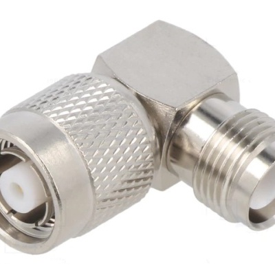 Conector coaxial metálico em ângulo de 90 graus com textura knurled