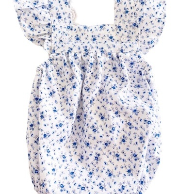 Body de criança branco com padrão de flores azuis.