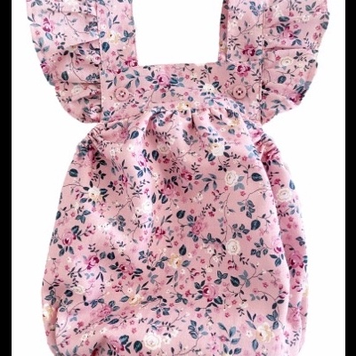 Pelele rosa para bebé com padrão floral e alças com folhos