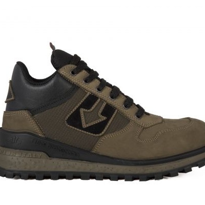 Ténis desportivo castanho e preto com sola preta e detalhe em forma de seta