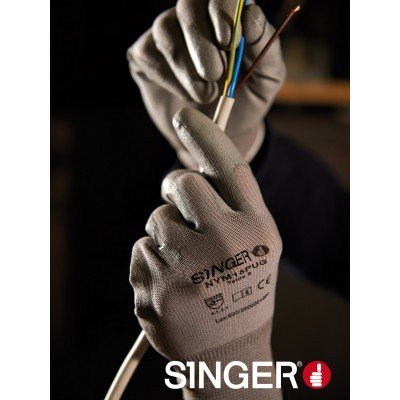 Mãos com luvas cinza SINGER a segurar fios elétricos coloridos