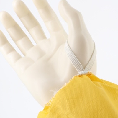 Mão de manequim branca com elástico no pulso a segurar manga amarela de tecido grosso