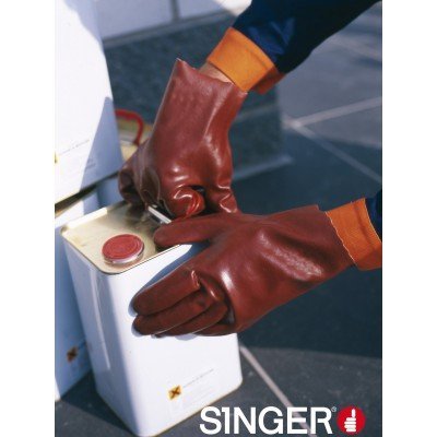 Par de luvas de proteção castanhas com punhos laranja segurando recipiente metálico branco.