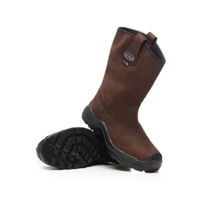 Bota castanha de cano alto com sola preta e etiqueta azul