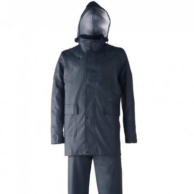 Conjunto de impermeável preto com casaco e calças em fundo branco