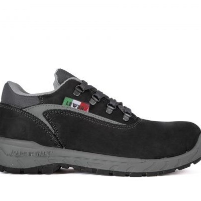 Tênis de segurança preto com sola cinzenta em fundo branco