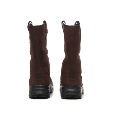 Botas castanhas vistas de trás com sola preta