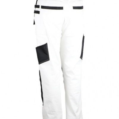 Calças brancas com reforços pretos e bolso lateral