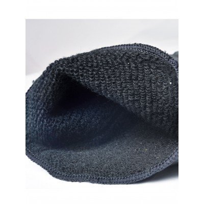 Gorro de malha preto com textura grossa