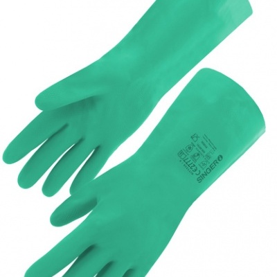 Par de luvas verdes de látex com texto impresso e fundo branco