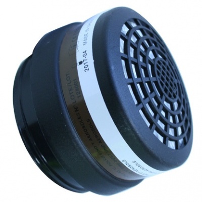 Filtro de máscara respiratória preto com grelha circular e faixa branca com texto técnico