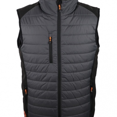 Colete masculino acolchoado cinza escuro e preto com zíperes laranja.