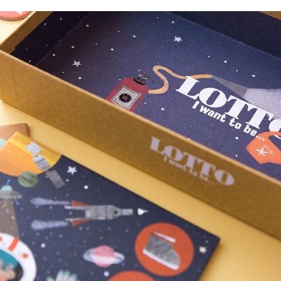 Jogo de tabuleiro LOTTO aberto com tema espacial e texto visível