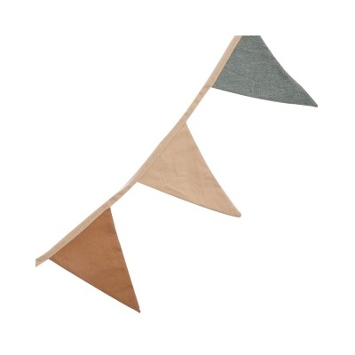 Guirlanda de bandeirolas triangulares de tecido castanho, bege e cinzento