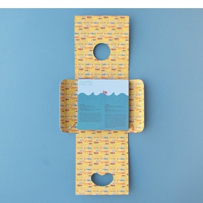 Embalagem de cartão amarela e azul aberta sobre fundo azul