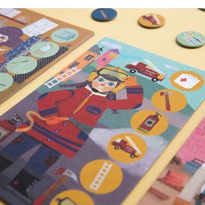 Cartões ilustrados de profissões com bombeiro, médico e trabalhador em fundo amarelo com bottons