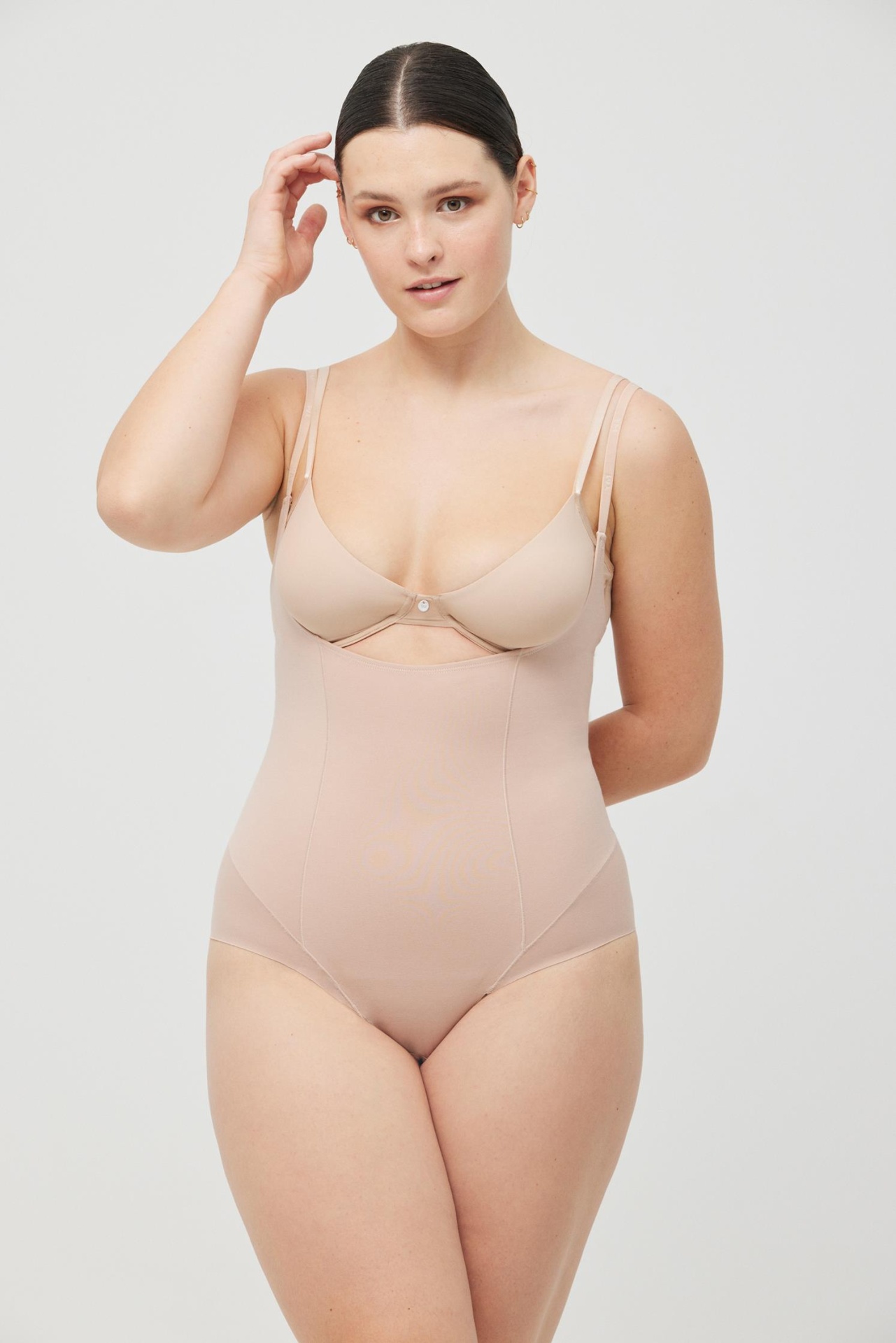 Modelo feminina com roupa interior moldeira bege claro com tiras finas ajustáveis