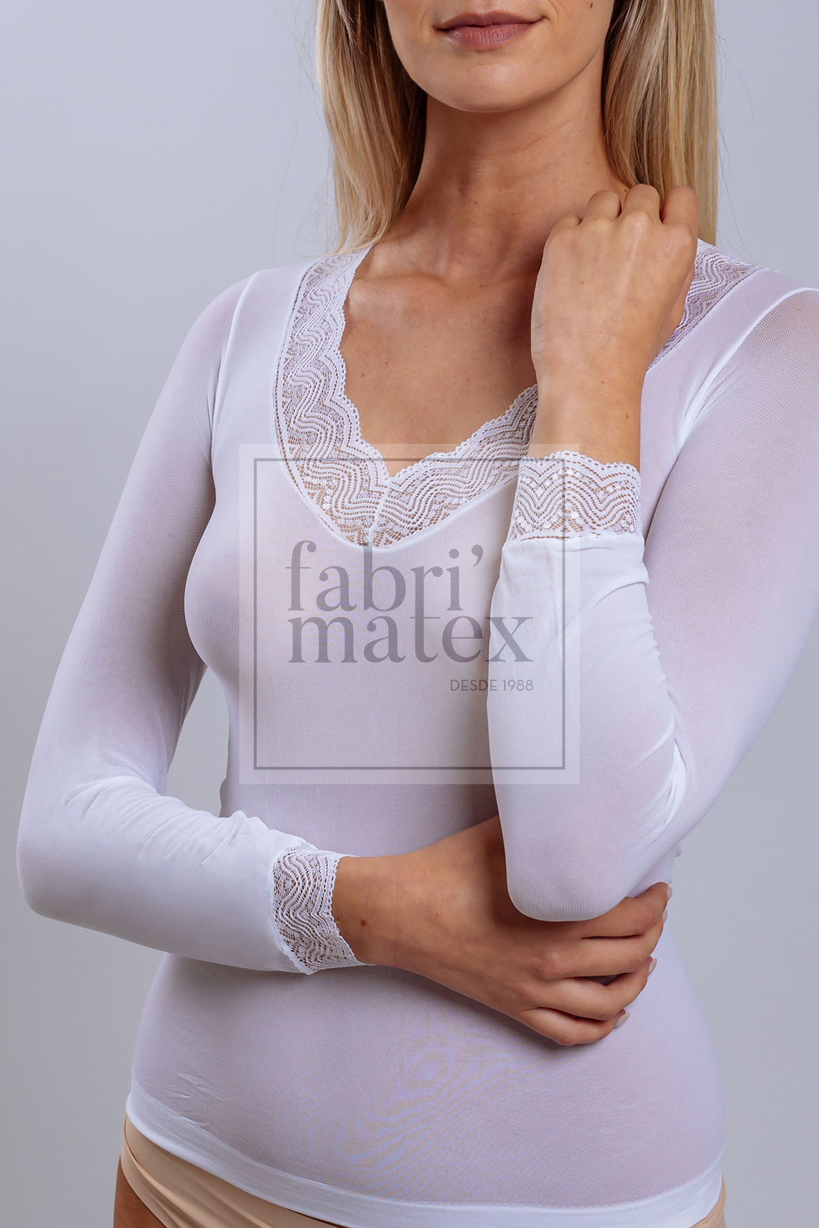 Camisola&#x20;segunda&#x20;pele&#x20;com&#x20;renda&#x20;no&#x20;punho&#x20;e&#x20;no&#x20;decote&#x20;713