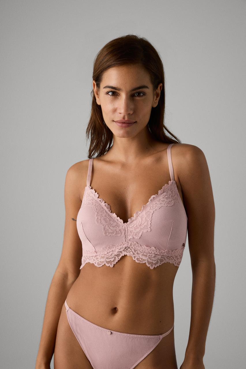 Conjunto de lingerie rosa claro com renda e alças finas