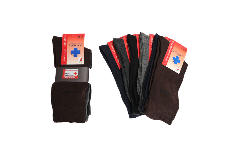 Conjunto de meias masculinas várias cores com etiquetas vermelhas e cruz azul