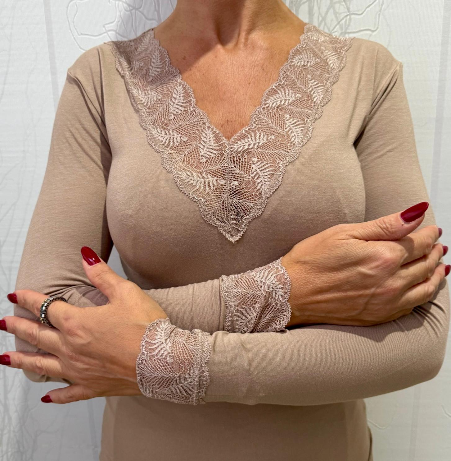 blusa bege feminina com renda na gola e punhos