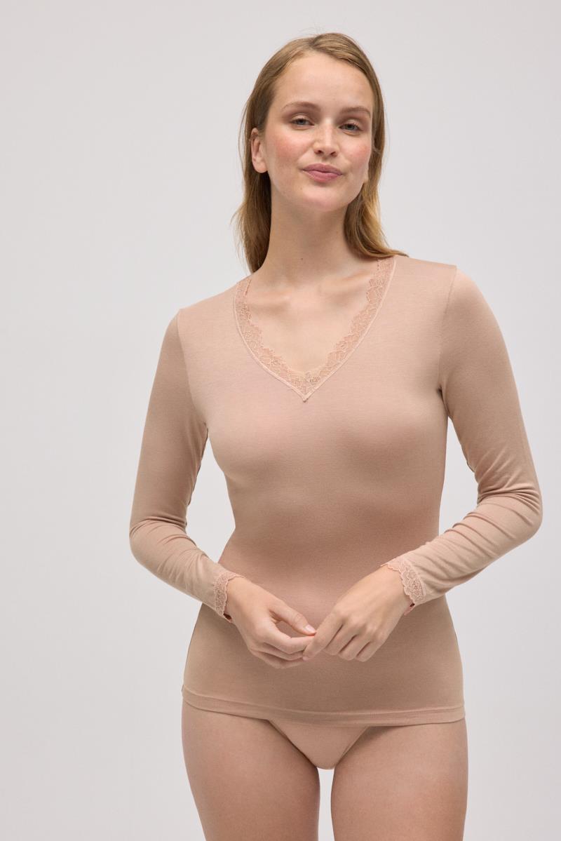 Blusa interior feminina bege com renda e manga comprida