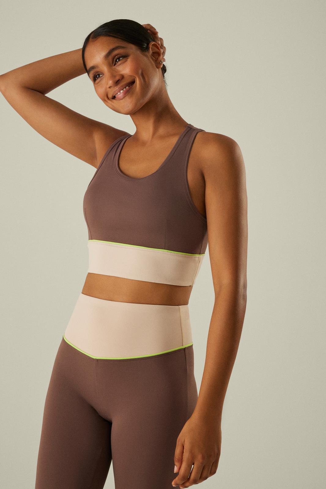 Conjunto desportivo feminino castanho e creme com detalhes verdes