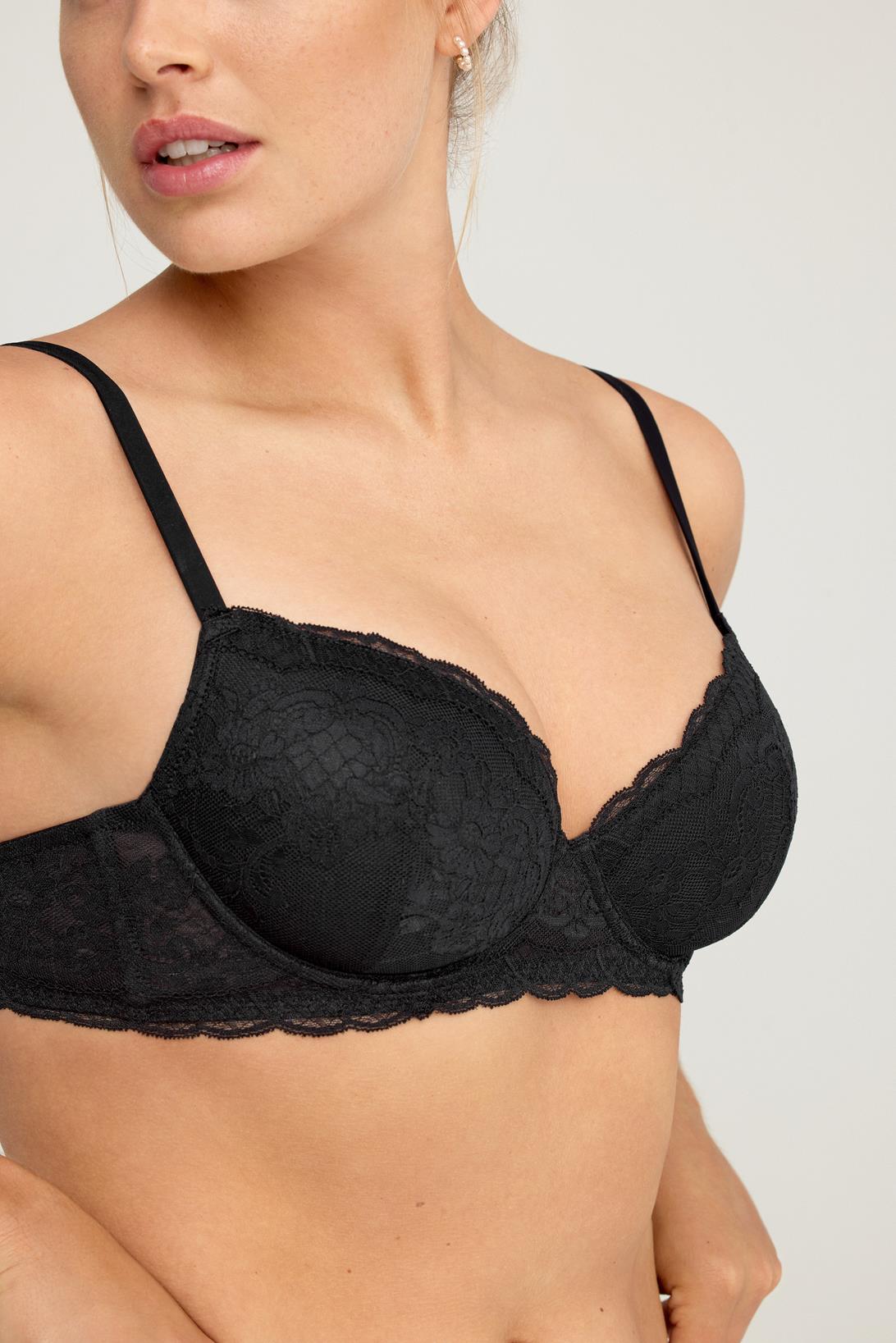 Soutien preto feminino com renda e alças finas em fundo neutro