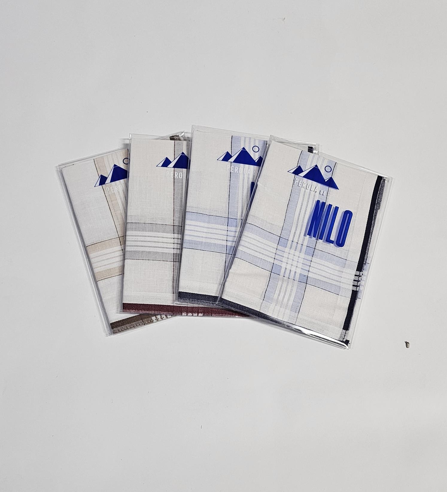 Conjunto de quatro lenços de mão em padrão riscado, embalados individualmente