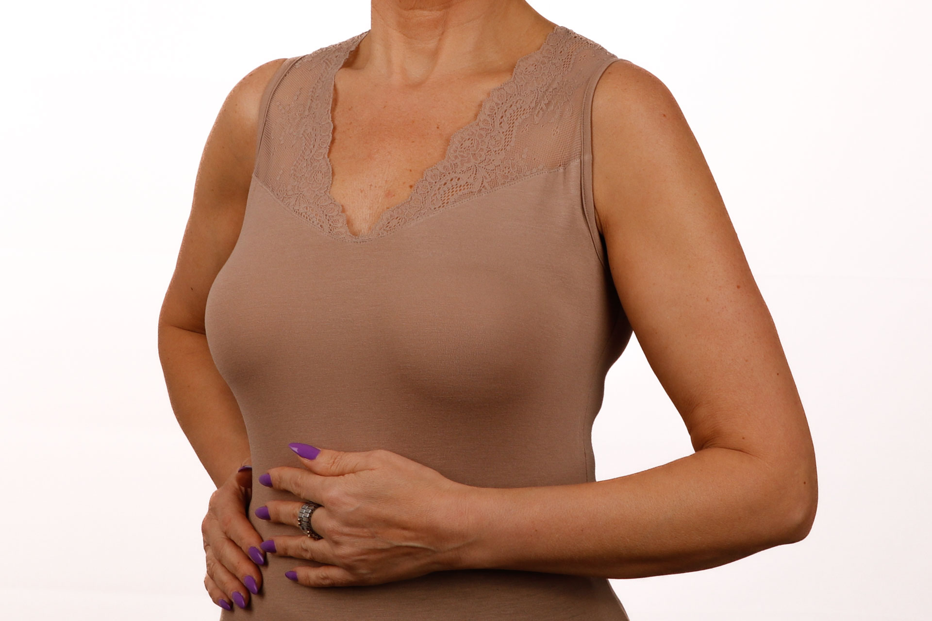 Top feminino castanho com decote rendado e sem mangas