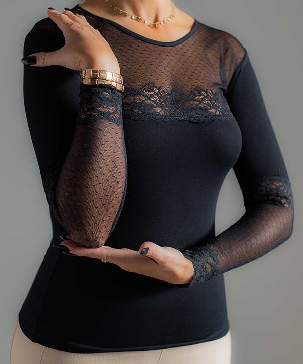 Blusa feminina preta com tule e renda nas mangas e peito